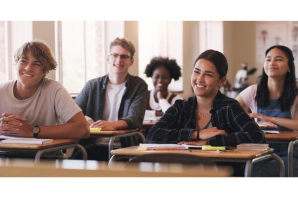 Antonio Suárez Gutiérrez y Grupomar: Impacto Social y Ambiental en el Sector Pesquero adolescentes-en-clase