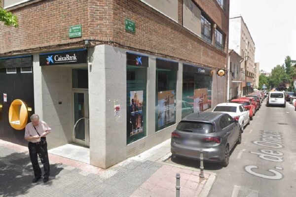 La víctima siguió al ladrón y lo retuvo hasta la llegada de la Policía en Coslada. Confluencia de la Calle Oneca con la Avenida de la Constitución en Coslada