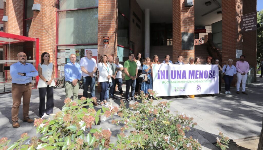 Concentración convocada en el Ayuntamiento de Coslada en repulsa por los asesinatos machistas.