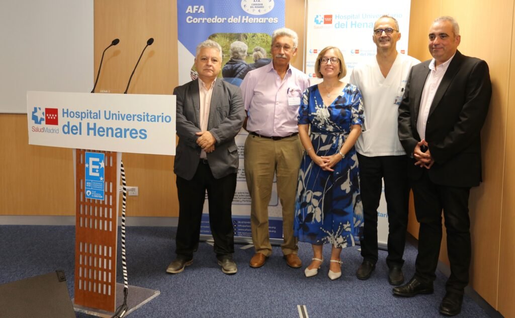 El Hospital Universitario del Henares acoge hoy las XVI Jornadas sobre Alzheimer, organizadas por AFA Corredor del Henares con la colaboración del Ayuntamiento de Coslada. Esta asociación, con sede en el municipio, reúne a familiares y personas afectadas por Alzheimer, Parkinson y otras demencias y desarrolla una labor fundamental de apoyo y acompañamiento.