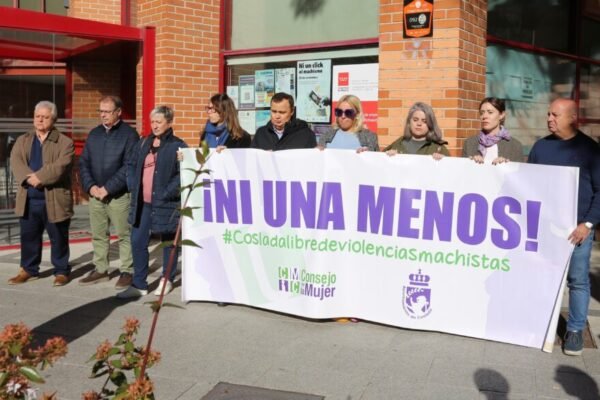 Coslada guarda un minuto de silencio junto al Ayuntamiento por dos nuevos asesinatos machistas cometidos en Madrid y Barcelona