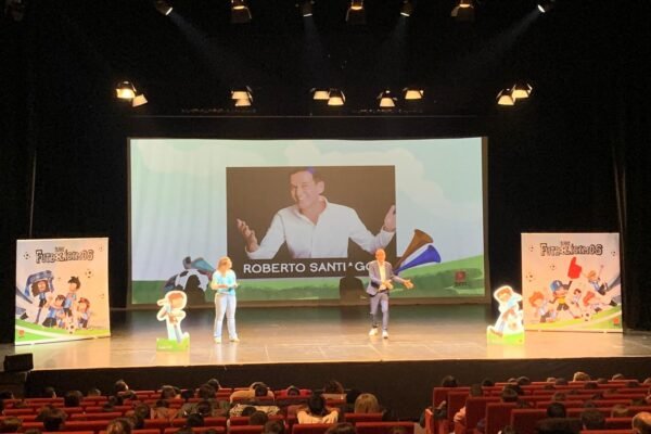 El escritor Roberto Santiago incluye Coslada en su Tour Futbolísimos 2025 con un encuentro con cientos de escolares en el Teatro Municipal