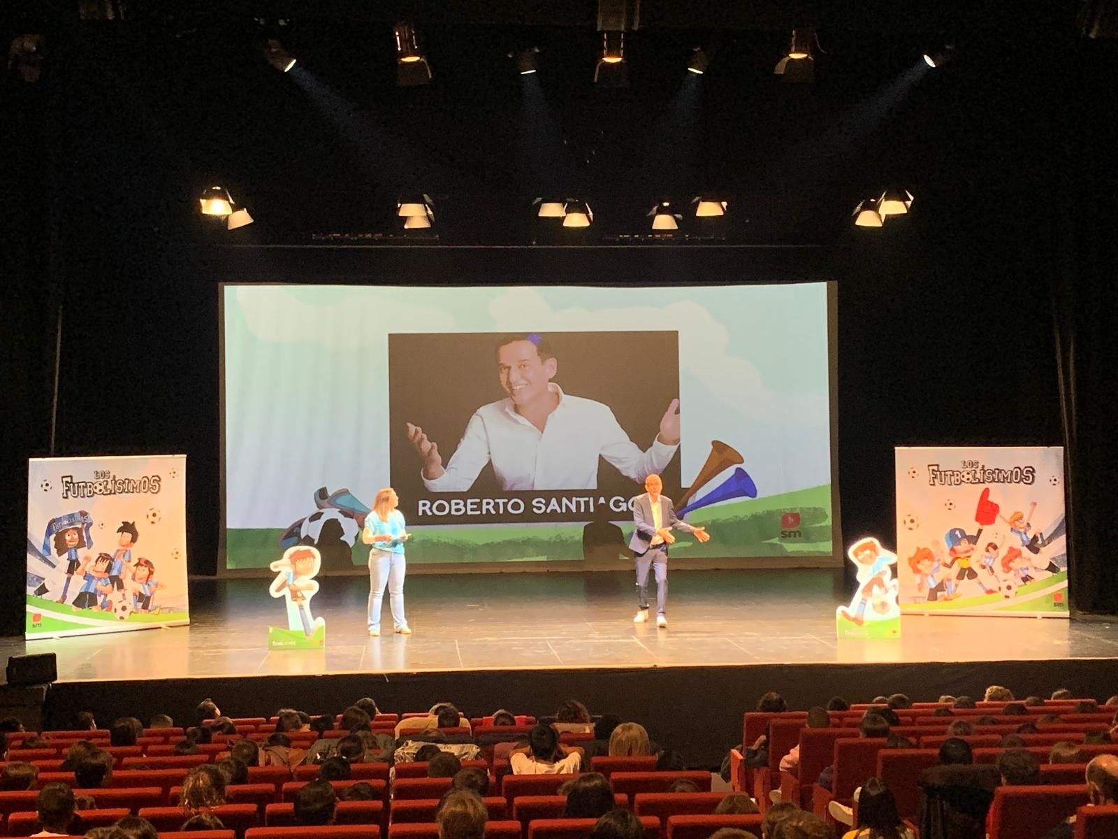 El escritor Roberto Santiago incluye Coslada en su Tour Futbolísimos 2025 con un encuentro con cientos de escolares en el Teatro Municipal