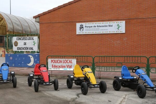 El Ayuntamiento de Coslada, a través de la Concejalía de Educación y el Área de Seguridad, ha presentado los nuevos karts de pedales que se incorporan al Parque de Educación Vial del municipio. Se trata de vehículos de la marca BERG, modelo Súper B, diseñados para su uso educativo y recreativo, que permitirán ampliar y mejorar las actividades formativas que se desarrollan en estas instalaciones.