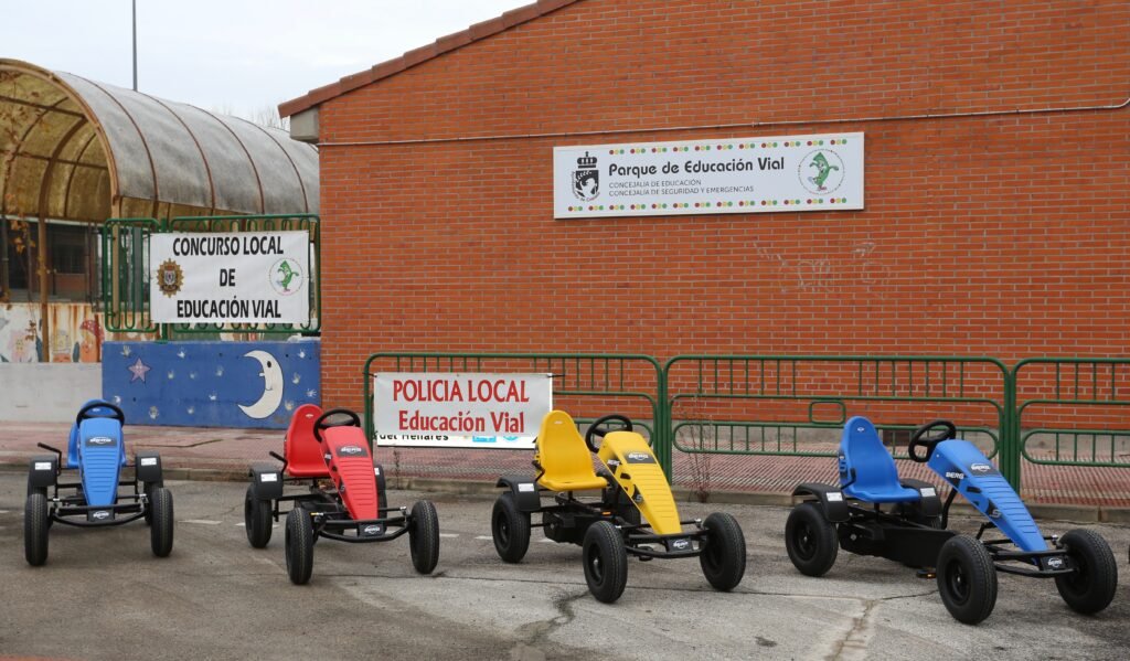 El Ayuntamiento de Coslada, a través de la Concejalía de Educación y el Área de Seguridad, ha presentado los nuevos karts de pedales que se incorporan al Parque de Educación Vial del municipio. Se trata de vehículos de la marca BERG, modelo Súper B, diseñados para su uso educativo y recreativo, que permitirán ampliar y mejorar las actividades formativas que se desarrollan en estas instalaciones.