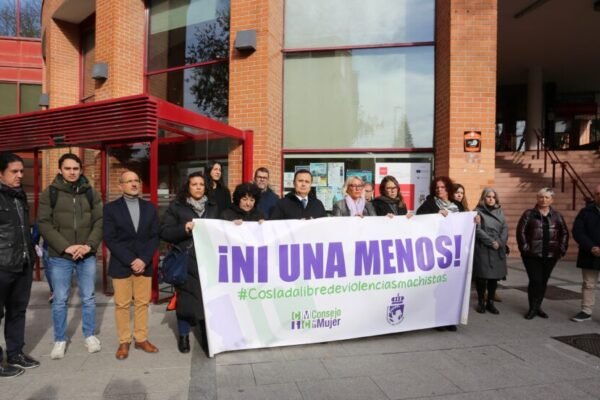Coslada condena una vez más los asesinatos machistas con una concentración silenciosa que ha tenido lugar ho