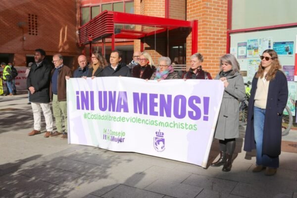 Coslada grita en silencio su repulsa a los últimos asesinatos machistas, que elevan la cifra de mujeres asesinadas en 2025 a cuarenta