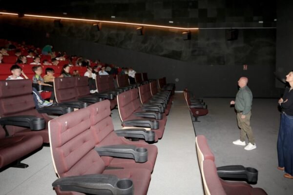 La Concejalía de Educación del Ayuntamiento de Coslada ha celebrado esta mañana una nueva edición de la campaña escolar de Navidad dirigida al alumnado de primaria de los centros sostenidos con fondos públicos del municipio. En esta ocasión, el estudiantado ha asistido a los cines Plaza Coslada para disfrutar del visionado de la película Los Goonies, coincidiendo con el cuadragésimo aniversario del clásico cinematográfico.