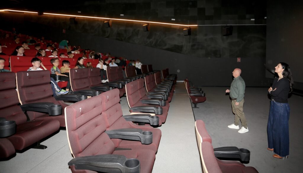 La Concejalía de Educación del Ayuntamiento de Coslada ha celebrado esta mañana una nueva edición de la campaña escolar de Navidad dirigida al alumnado de primaria de los centros sostenidos con fondos públicos del municipio. En esta ocasión, el estudiantado ha asistido a los cines Plaza Coslada para disfrutar del visionado de la película Los Goonies, coincidiendo con el cuadragésimo aniversario del clásico cinematográfico.