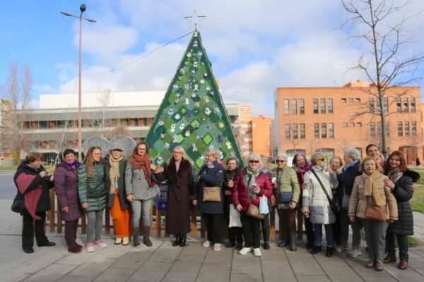 El Ayuntamiento de Coslada ha celebrado el tradicional encuentro en el Árbol de la Igualdad, un acto simbólico que reafirma el compromiso del municipio con la igualdad real entre mujeres y hombres y con la erradicación de las violencias machistas.