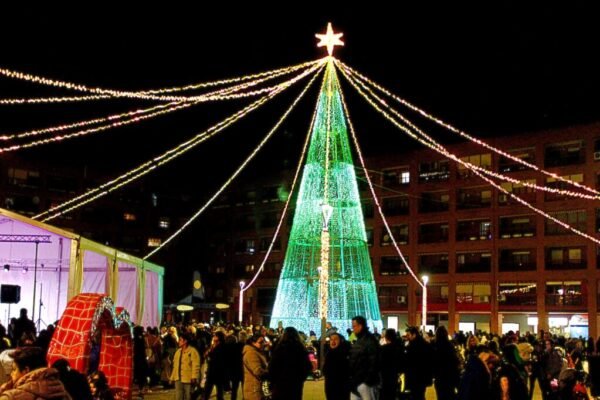 El encendido de las luces abre la Navidad en Coslada con una fiesta en la Plaza Mayor donde se ha instalado un árbol de luz