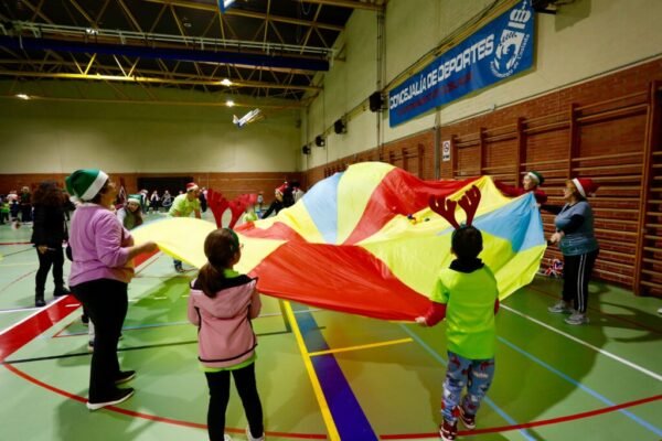 La Gymkhana Deportiva de Navidad de Coslada ha propiciado el encuentro entre generaciones dentro del programa de las actividades navideñas