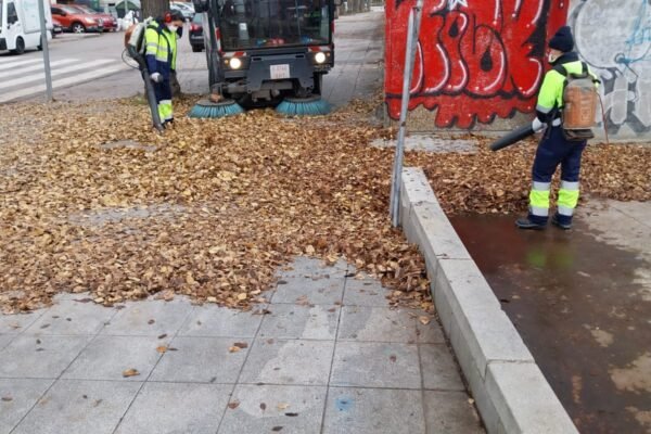 El Ayuntamiento de Coslada ha puesto en marcha un Plan de Limpiezas Intensivas en aceras y entornos urbanos con el objetivo de mejorar la imagen de la ciudad, reforzar la salubridad del espacio público y ofrecer un entorno más cuidado y agradable tanto para la ciudadanía como para quienes visitan el municipio.