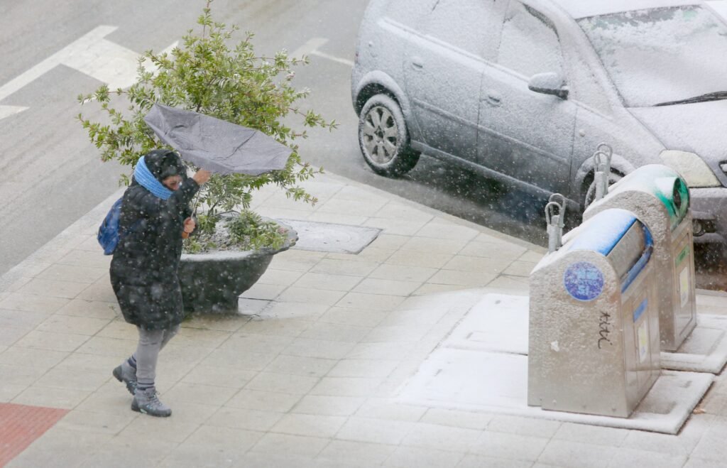 El Ayuntamiento de Coslada informa de la activación del nivel amarillo decretado por la Agencia Estatal de Meteorología (Aemet) para el Corredor del Henares, ante la previsión de fuertes rachas de viento y nevadas a lo largo de la jornada de este miércoles 28 de enero. Estos avisos también afectan a otras zonas de la Comunidad de Madrid, como la Sierra y el suroeste de la región.
