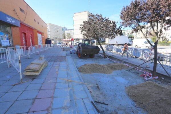 El Ayuntamiento de Coslada ha llevado a cabo durante los meses de octubre, noviembre y diciembre de 2025 un amplio conjunto de actuaciones de mejora y mantenimiento en la vía pública con una inversión total de 291.317,01 euros. Estas intervenciones se enmarcan en la campaña municipal de conservación del espacio urbano y han permitido dar respuesta a incidencias detectadas en diferentes barrios de la ciudad.