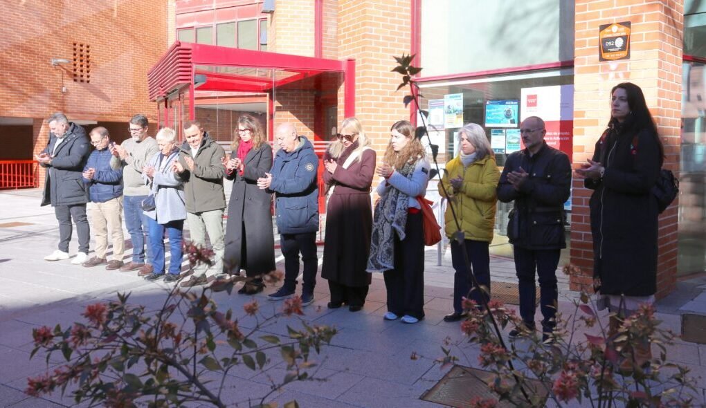 El Ayuntamiento de Coslada ha guardado este lunes un minuto de silencio en recuerdo de las víctimas del grave accidente ferroviario ocurrido en la tarde de ayer en el término municipal de Adamuz (Córdoba), que, según la última información confirmada, ha causado al menos 39 personas fallecidas y 152 heridas.