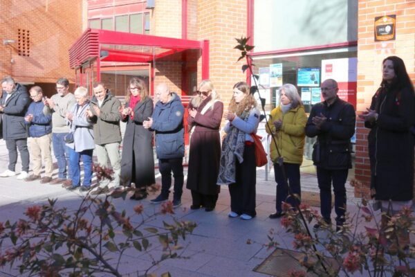 El Ayuntamiento de Coslada ha guardado este lunes un minuto de silencio en recuerdo de las víctimas del grave accidente ferroviario ocurrido en la tarde de ayer en el término municipal de Adamuz (Córdoba), que, según la última información confirmada, ha causado al menos 39 personas fallecidas y 152 heridas.