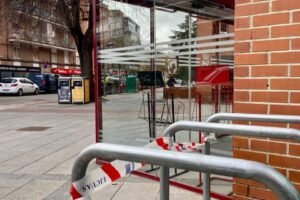 La Concejalía de Transición Ecológica, Movilidad y Transportes del Ayuntamiento de Coslada está llevando a cabo la renovación de 50 aparcabicis en distintos puntos del municipio, sustituyendo los antiguos modelos de sujeción por rueda por otros más modernos, seguros y funcionales.