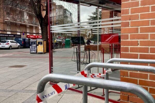 La Concejalía de Transición Ecológica, Movilidad y Transportes del Ayuntamiento de Coslada está llevando a cabo la renovación de 50 aparcabicis en distintos puntos del municipio, sustituyendo los antiguos modelos de sujeción por rueda por otros más modernos, seguros y funcionales.