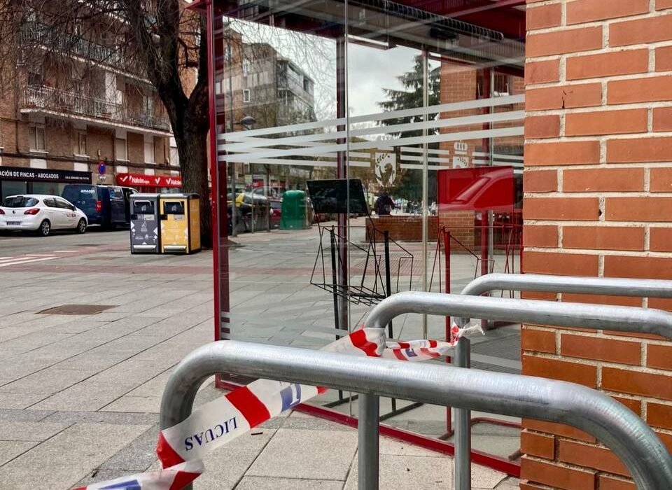 La Concejalía de Transición Ecológica, Movilidad y Transportes del Ayuntamiento de Coslada está llevando a cabo la renovación de 50 aparcabicis en distintos puntos del municipio, sustituyendo los antiguos modelos de sujeción por rueda por otros más modernos, seguros y funcionales.