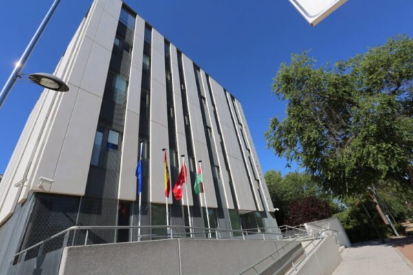 La Policía Local de Coslada ha detenido a un joven como presunto autor de un delito de robo con fuerza tras una actuación desarrollada en la madrugada de unos días atrás en el municipio.