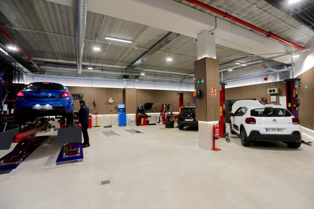 El desempleo volvió a descender en Coslada durante el mes de diciembre de 2025 y consolida una tendencia positiva a lo largo de todo el año. Según los datos oficiales del Servicio Público de Empleo Estatal (SEPE), el municipio cerró el año con 3.175 personas desempleadas, lo que supone una reducción de 183 personas respecto a diciembre de 2024 y una caída interanual del 5,45%, por encima del descenso medio registrado en la Comunidad de Madrid, situado en el 3,20%. Estas cifras se traducen en una tasa de desempleo del 6,3%: casi dos puntos por debajo de la Comunidad de Madrid (8%) y más de cuatro respecto al conjunto del país (10,45%).