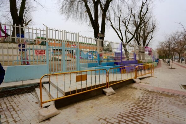 El Ayuntamiento de Coslada, a través de las Concejalías de Educación y de Política Territorial, ha aprovechado el periodo de vacaciones de Navidad para ejecutar una nueva batería de obras y actuaciones de mejora en varios centros educativos públicos de la ciudad. La iniciativa se enmarca en la campaña permanente de mantenimiento, reparación y acondicionamiento de las instalaciones escolares dependientes del Consistorio.