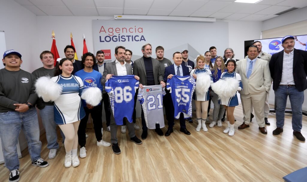 El club de fútbol americano Camioneros de Coslada ha presentado oficialmente su temporada 2026 en un acto celebrado en la Agencia Logística de la Comunidad de Madrid de Coslada, un escenario especialmente simbólico para una entidad profundamente ligada a la identidad de la ciudad y a su carácter logístico. El evento ha sido inaugurado por el alcalde de Coslada, Ángel Viveros, situando una vez más al municipio como epicentro de un proyecto deportivo con proyección nacional.