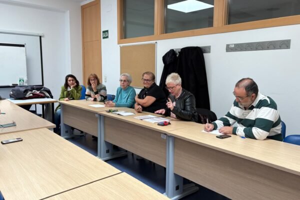 La Concejalía de Servicios Sociales y Mayores del Ayuntamiento de Coslada ha organizado una reunión de trabajo con la Asociación de Mayores del Centro Municipal José Luis Sampedro, en el marco del seguimiento de las actuaciones derivadas del Diagnóstico del Barrio de la Estación.