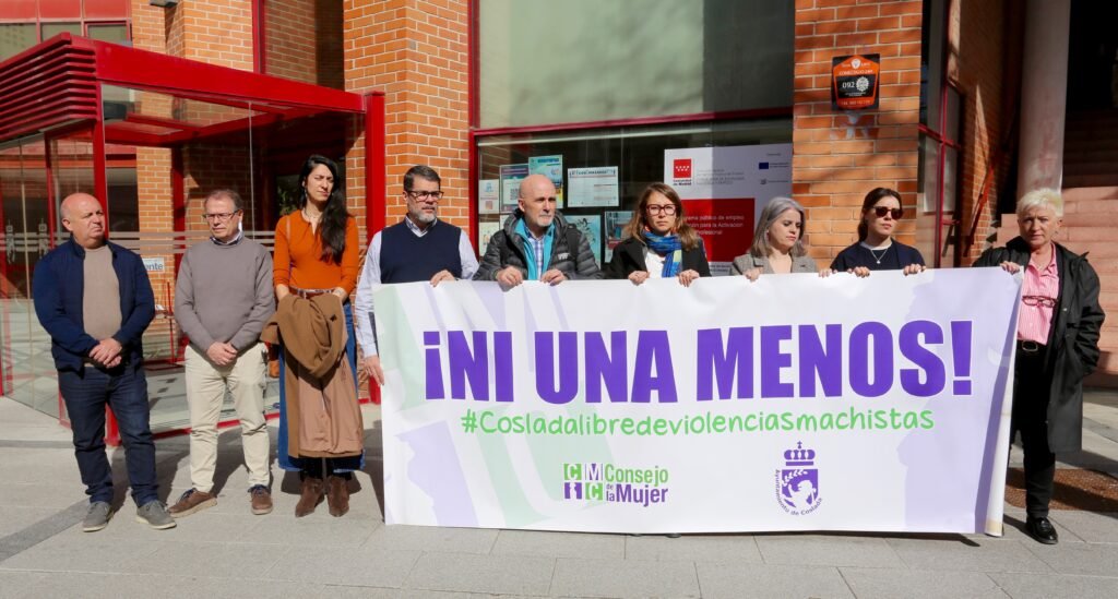 Coslada guarda un minuto de silencio para recordar a las víctimas de la violencia de machista junto al Consistorio