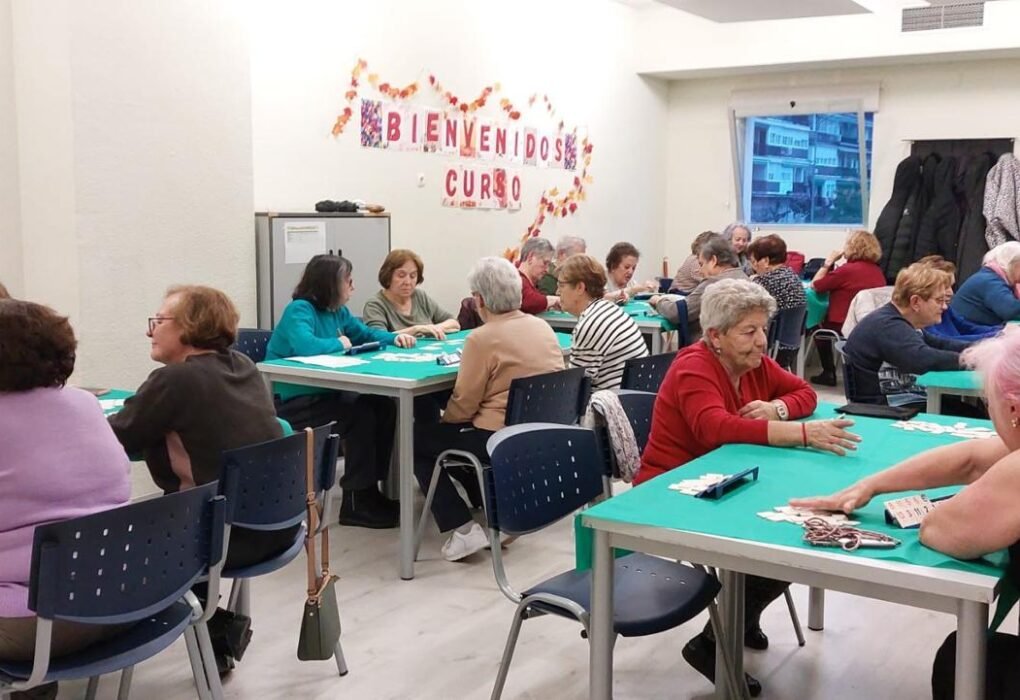 La Concejalía de Servicios Sociales y Mayores del Ayuntamiento de Coslada continúa consolidando su compromiso frente a la soledad no deseada, especialmente entre las personas mayores, a través del programa municipal Estamos Contigo, en funcionamiento desde el año 2019. Esta iniciativa articula de manera estructurada políticas de prevención, detección e intervención que sitúan al municipio como un referente en el abordaje comunitario de este fenómeno social.