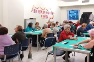 La Concejalía de Servicios Sociales y Mayores del Ayuntamiento de Coslada continúa consolidando su compromiso frente a la soledad no deseada, especialmente entre las personas mayores, a través del programa municipal Estamos Contigo, en funcionamiento desde el año 2019. Esta iniciativa articula de manera estructurada políticas de prevención, detección e intervención que sitúan al municipio como un referente en el abordaje comunitario de este fenómeno social.