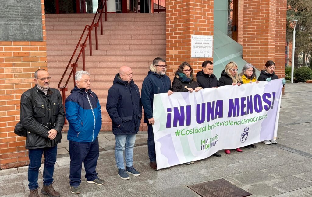 El Ayuntamiento de Coslada ha guardado un minuto de silencio en la entrada del Consistorio en memoria de las cinco mujeres asesinadas recientemente por violencia de género, en un acto de condena y de solidaridad con las víctimas, sus familias y su entorno.