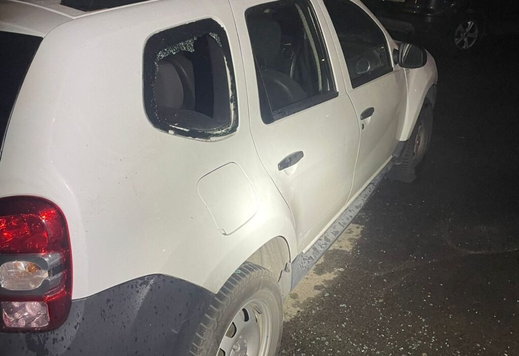 La Policía Local de Coslada, en colaboración con la Policía Nacional, detuvo en la madrugada del pasado martes a una mujer como presunta autora de varios delitos de daños y robo en el interior de vehículos estacionados en la vía pública.