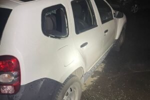 La Policía Local de Coslada, en colaboración con la Policía Nacional, detuvo en la madrugada del pasado martes a una mujer como presunta autora de varios delitos de daños y robo en el interior de vehículos estacionados en la vía pública.