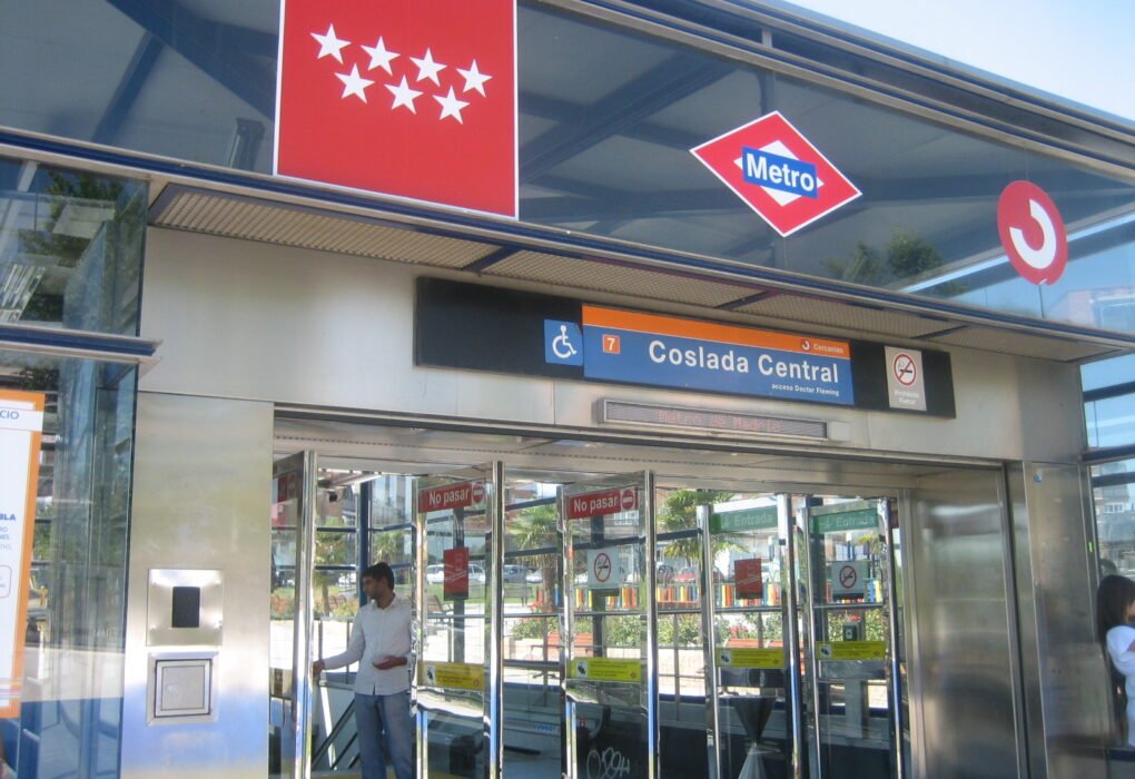 La rápida actuación de la Policía Local de Coslada permitió la detención de dos jóvenes, uno de ellos menor de edad, como presuntos autores de un atraco con arma blanca cometido contra varios menores en las inmediaciones de la estación de metro de Coslada Central.