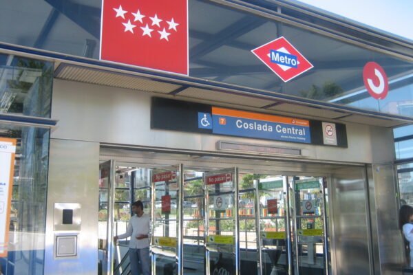 La rápida actuación de la Policía Local de Coslada permitió la detención de dos jóvenes, uno de ellos menor de edad, como presuntos autores de un atraco con arma blanca cometido contra varios menores en las inmediaciones de la estación de metro de Coslada Central.