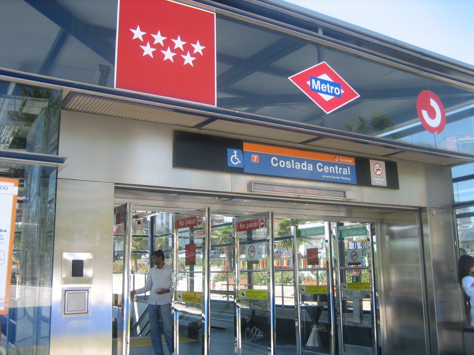 La rápida actuación de la Policía Local de Coslada permitió la detención de dos jóvenes, uno de ellos menor de edad, como presuntos autores de un atraco con arma blanca cometido contra varios menores en las inmediaciones de la estación de metro de Coslada Central.