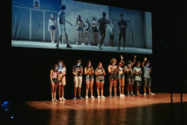 El Teatro Municipal de Coslada acoge este viernes, 6 de febrero, a las 19:00 horas, la representación de CAPITAL, una propuesta escénica de teatro comunitario y creación colectiva que invita a reflexionar, junto a jóvenes del municipio, sobre el papel del dinero en la sociedad actual y su influencia en las relaciones personales y sociales.