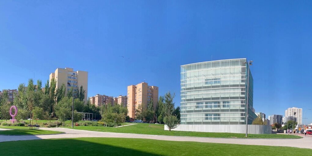 El Ayuntamiento de Coslada, a través de la Concejalía de Servicios Sociales y Mayores, ha dado a conocer la programación del Espacio de Formación Familiar prevista para los meses de febrero y marzo de 2026. Esta iniciativa ofrece un conjunto de sesiones formativas orientadas a acompañar a las familias en distintas etapas del desarrollo, promoviendo relaciones sanas, igualitarias y basadas en el respeto y el diálogo.