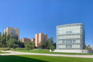 El Ayuntamiento de Coslada, a través de la Concejalía de Servicios Sociales y Mayores, ha dado a conocer la programación del Espacio de Formación Familiar prevista para los meses de febrero y marzo de 2026. Esta iniciativa ofrece un conjunto de sesiones formativas orientadas a acompañar a las familias en distintas etapas del desarrollo, promoviendo relaciones sanas, igualitarias y basadas en el respeto y el diálogo.