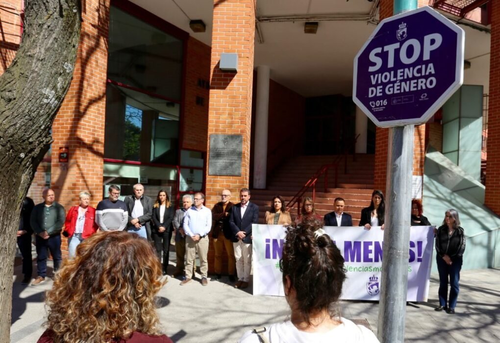 Concentración silenciosa en Coslada en repulsa por los asesinatos machistas. El municipio muestra su rechazo a la violencia de género
