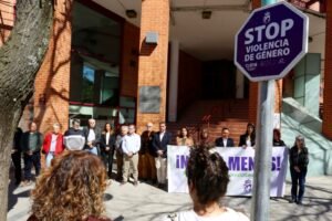 Concentración silenciosa en Coslada en repulsa por los asesinatos machistas. El municipio muestra su rechazo a la violencia de género