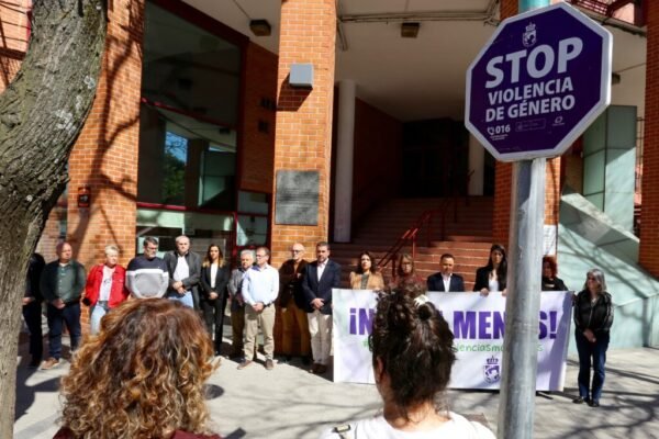 Concentración silenciosa en Coslada en repulsa por los asesinatos machistas. El municipio muestra su rechazo a la violencia de género