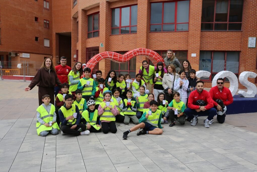 El alcalde de Coslada recibe a los niños niñas de la bicipromoción del Maratón de Sangre. Son escolares de 6º de Primaria del CEIP El Olivo