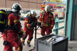Bomberos de Coslada controlan incendio de baterías en nave de vehículos eléctricos