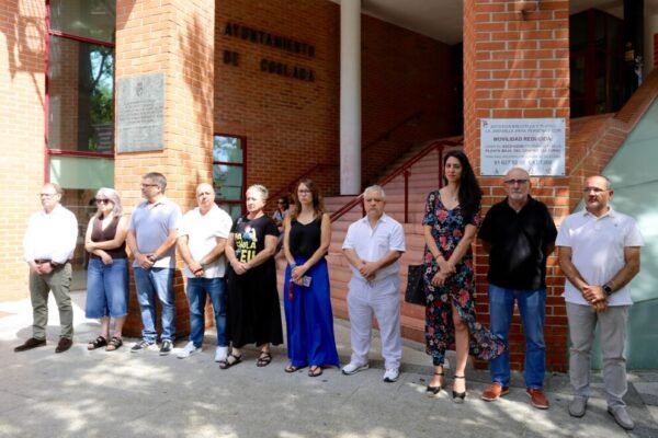 Coslada ha guardado este mediodía un minuto de silencio por las víctimas del trágico incendio ocurrido en Almería