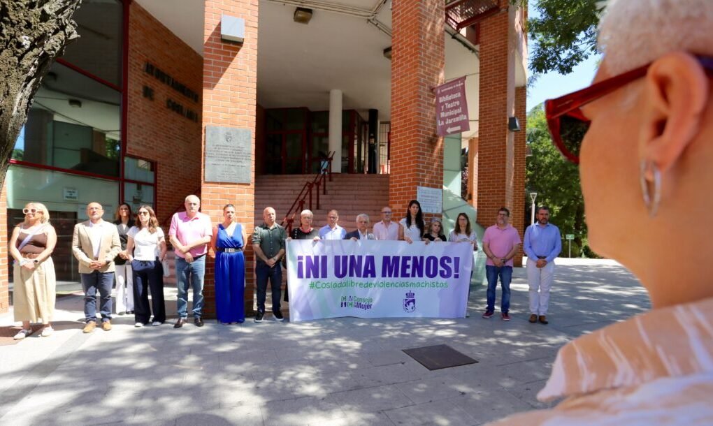 Nueva concentración silenciosa a las puertas del Ayuntamiento de Coslada para condenar los asesinatos machistas