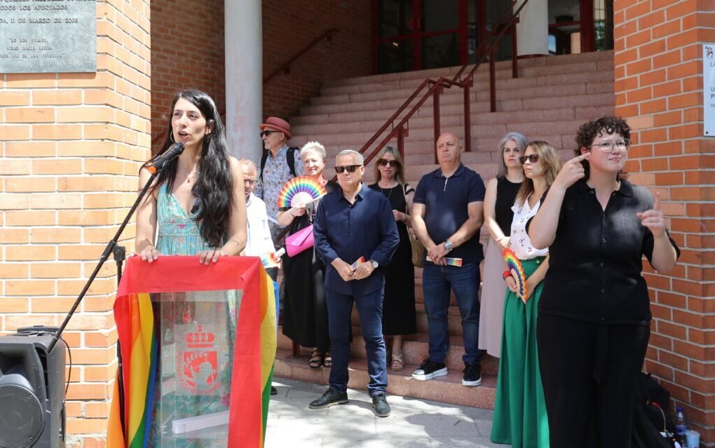 Coslada y San Fernando izaron la bandera del Arcoiris en un acto por la diversidad