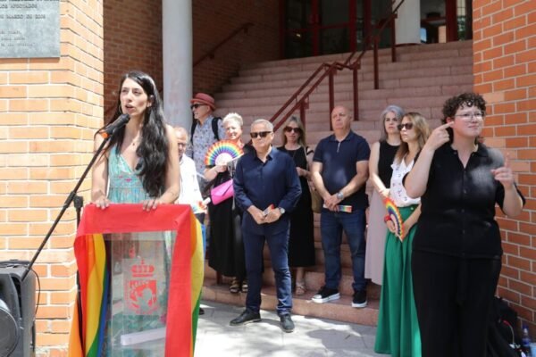 Coslada y San Fernando izaron la bandera del Arcoiris en un acto por la diversidad